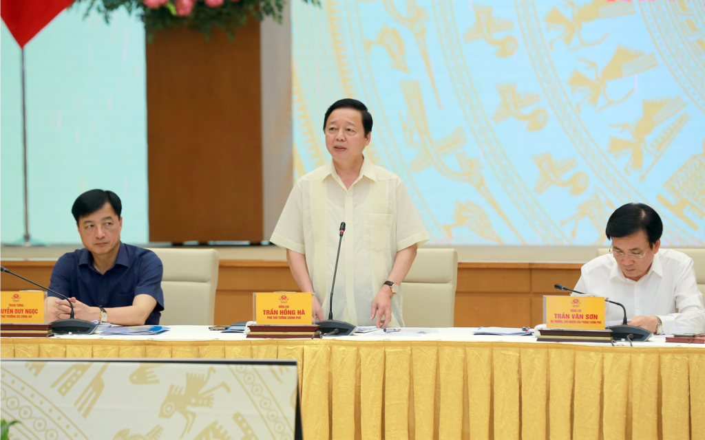 Phó Thủ tướng Trần Hồng Hà: Tiêu chí thông tin đầu vào phải thống nhất, minh bạch, công khai, đơn giản và khả thi, làm cơ sở áp dụng phương pháp định giá đất phù hợp - Ảnh: VGP/Minh Khôi Tham dự cuộc họp có lãnh đạo, đại diện các Bộ: TN&MT, Tài chính, 